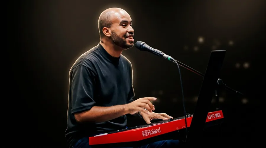 W. Carolino tocando teclado e cantando